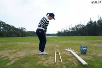 棒を2本並べて、タテ振りアプローチの練習をする上田桃子（撮影：福田文平)