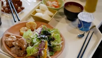 ピッチのすぐ隣で選手が食事するいわきFC。「食」について担当者に聞いてみた