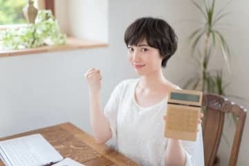 収入が多くないのだから、貯蓄ができないと決めつけていませんか。確かに、どんなに節約しても生活費ギリギリという世帯もあるはず。しかし、年収300万円台なら多くの場合、貯蓄が十分可能な家計なのです。