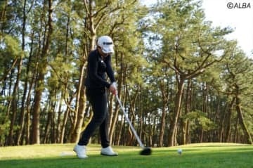 重心を低くすることで、インパクトで右足を使って地面を押せる（撮影：福田文平)