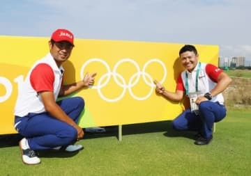 リオ五輪時に池田勇太（左）と写真におさまる丸山茂樹HC 延期についてコメントを出した（撮影：GettyImages)