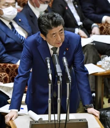 参院予算委で答弁する安倍首相＝27日午前