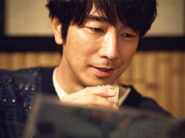俳優・眞島秀和と十番の名居酒屋で飲んだら、大人の渋さに酔わされた！