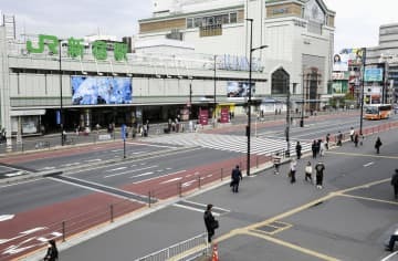 外出自粛要請の影響で人通りの少ない東京・新宿駅南口＝28日午後