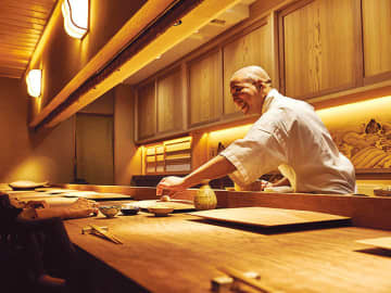 神楽坂の三ツ星店による新たな一手は鮨！ 旬を意識した握りとつまみ、そして〆の鍋が絶品！