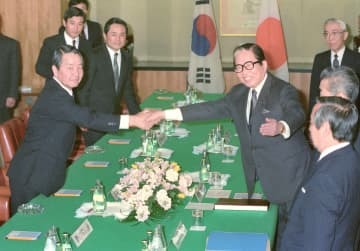 第4回日韓外相定期協議を前に、韓国の崔浩中外相（左）と握手する宇野宗佑外相＝1989年4月、外務省