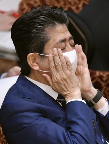 参院決算委で、質問を聞くマスク姿の安倍首相＝1日午前