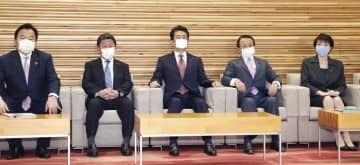 マスクを着用し、閣議に臨む（左から）赤羽国交相、茂木外相、安倍首相、麻生財務相、高市総務相＝3日午前、首相官邸