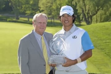 2014年にメモリアル・トーナメントで初優勝を挙げた松山英樹（右）とホストのジャック・ニクラウス（左）（撮影：GettyImages)