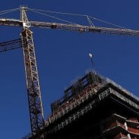 「ビルからクレーンで吊るされてリフティング」が超クレイジー 画像
