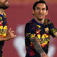 メッシがすげぇの着てるぞ!「試合前の格好」にネットもザワつく 画像