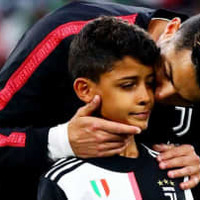 ロナウド、10歳息子と「お揃いスパイク」で勝負! 画像