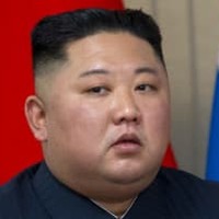 キム・ジョンウン、“段ボール化”されてサッカースタジアムに現る? 画像