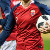 26歳のノルウェー初の女性監督が快挙!開幕戦に勝利する 画像