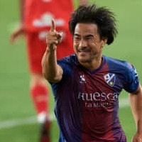 岡崎慎司、スーパーゴール!1部昇格を決めた「らしくない魔法シュート」がこれ(動画あり) 画像