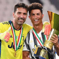ユーヴェ、優勝メダル授与!あのロナウドがこんなにはしゃいでた 画像