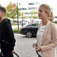 メルテンス、ビーチで水着の妻に突っ込む 画像