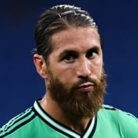 セルヒオ・ラモス、半裸に鎖で筋トレする 画像