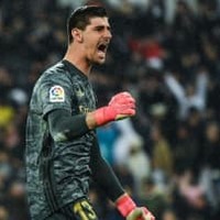 クルトワ、虎や蛇と戯れる 画像