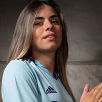 レアル女子の21歳GK、スポーツビキニでリフティング! 画像