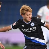 堂安律、バイエルンGKノイアーを怒らせた「技ありゴール」がこれ(動画あり) 画像