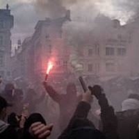 「2週間サッカー中断」のチェコ、市民が大暴走!警察と全面衝突 画像
