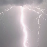 ヤバすぎる!走る選手の「10m後ろに落雷」の瞬間がこれ 画像