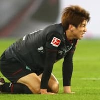 190cm88kgを弾き飛ばす!大迫勇也の「鬼フィジカルアシスト」がすごい 画像