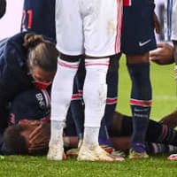 ネイマール、ピッチ上で号泣…「問題のタックルシーン」がこれ 画像