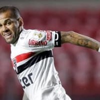 ダニ・アウヴェスもずっこける!ブラジル宿敵バトルでGKが謎の突進 画像