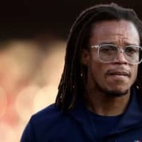 闘犬ダーヴィッツ、監督初戦でなんと「一発レッドカード」で退場! 画像