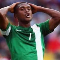 試合中にパンツ丸出しになったサッカー選手のボールキープ術がすごい 画像