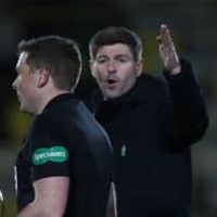 ジェラード、審判に「なんか言えよ!」連続イエローで退場する 画像