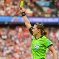 W杯予選で史上初!女性審判2人が主審に抜擢される 画像