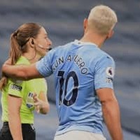 アグエロの肩掴み事件、女性審判は「全く気にしていなかった」と明かす 画像