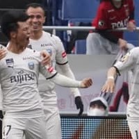 「うま!マジでうまい」 J最強の川崎、コーチのトラップ技術がおかしい 画像