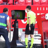 前代未聞!VARが試合終了後に「1分だけプレー再開」を指示…理由は主審の“ミス” 画像