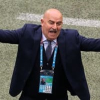ロシア監督、記者会見でコーラ飲む 画像