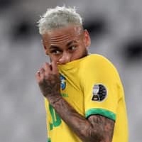 泣いたネイマール、ブラジル代表での「いやらしい鬼ドリブル」がこれ 画像