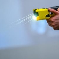 スタンガンと顔面蹴りで元プレミア選手を死亡させる…警官に懲役8年の判決 画像