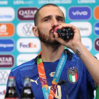 EURO優勝のイタリア代表ボヌッチ、コーラとハイネケンを飲みまくる! 画像