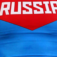 「これじゃ寒い」 スタジアムで下着になったロシア女子、“反則姿”でイケメン選手のユニゲット 画像