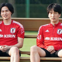 南野拓実、原口元気のパーマをイジる 画像