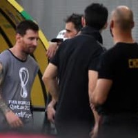 メッシ、怒る!前代未聞の試合中の警察介入に「早く来いよ」 画像