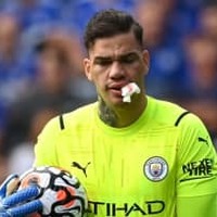 口から流血の英雄エデルソン、傷口をシュマイケルに見せる 画像