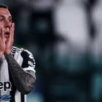 ユヴェントス監督、試合中に味方の尻を蹴る!謎キックされた選手は苦悶 画像