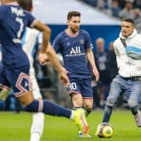 「クソ馬鹿」 メッシのチャンスを乱入サポが妨害…マルセイユ戦で愚行シーン 画像