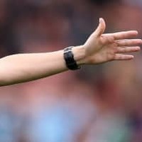 中東で歴史的試合!「女性の審判団」が男子サッカーをジャッジ 画像
