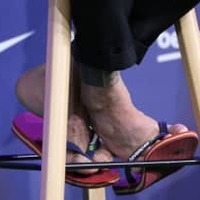 バルサ帰還のダニ・アウヴェス、ブレザー+サンダルで現れる 画像
