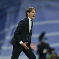 インザーギ監督、階段ですっ転ぶ 画像